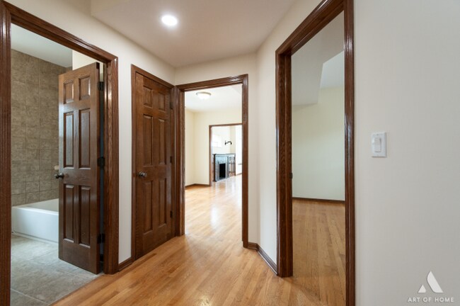 Building Photo - 3301 N Kilbourn Ave