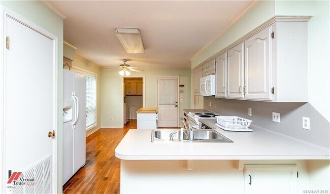 Building Photo - 8917 Glenmora Dr