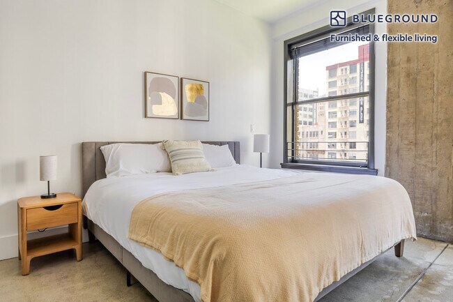 Building Photo - 810 S Spring St