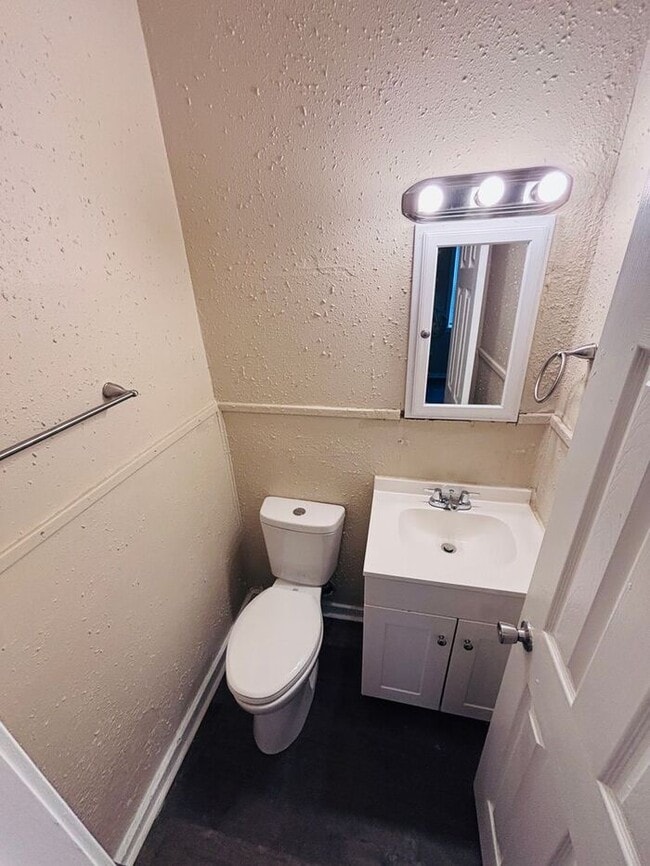 Building Photo - Charming 4-Bedroom Home in a Convenient Lo...
