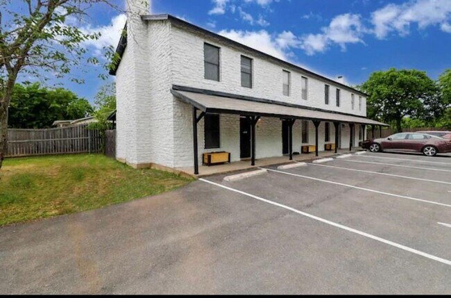 Building Photo - 200 Laurel Dr
