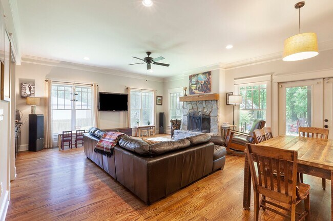 Building Photo - Beautiful 4/4 Plus Office, 4 Blocks From E...