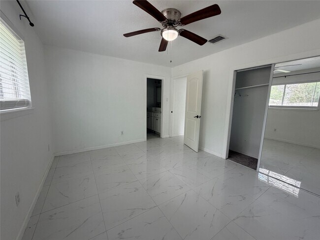 Building Photo - 15865 Ridgeroe Ln