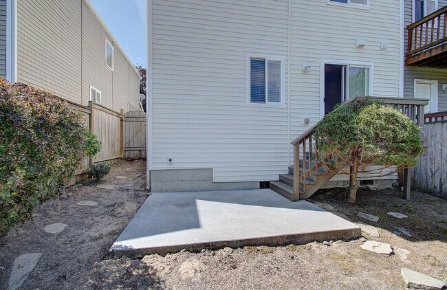 Building Photo - Beautiful Townhome- 3 Bedrooms