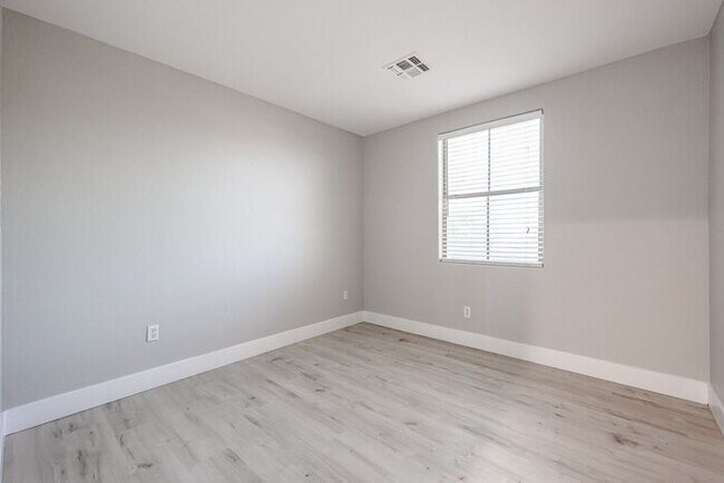 Building Photo - Beautiful 4 Bed 2000+ SFT property in Wind...