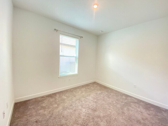 Building Photo - 2182 Palm Tree Dr