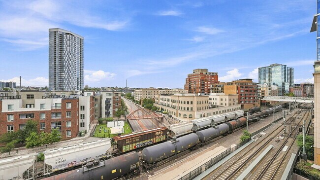 Building Photo - $2,820.95- 2 bed, 1 bath Condo in the heart of Denver with In Unit Laundry!