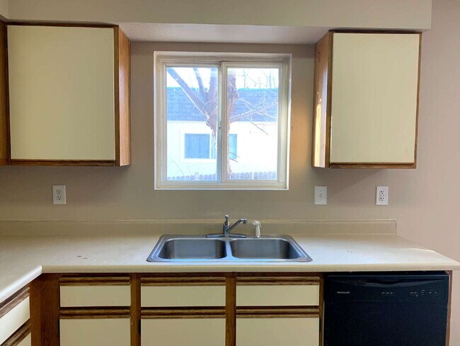 Building Photo - "Spacious 4-Bedroom Haven with 2 Full Baths in Prime Fort Collins Location!"