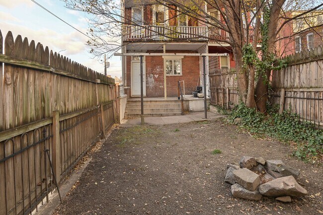 Building Photo - Large 5 Bedroom on Peffer