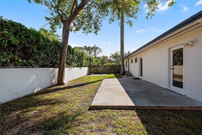 Building Photo - 10525 SW 77th Ct