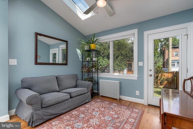 Building Photo - 1147 Colonial Ave