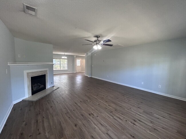 Building Photo - Large 3 bedroom 2 living room house w comm Pool!