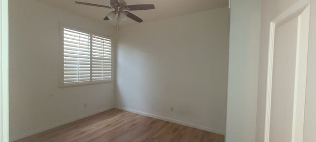 Building Photo - Beautiful 3 Bedroom 2 Bathroom Home in Des...
