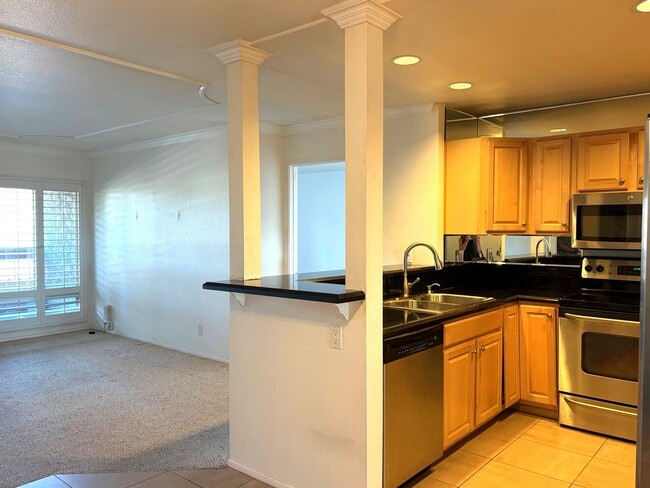 Building Photo - Updated Single-Level Condo in Mission Ridg...