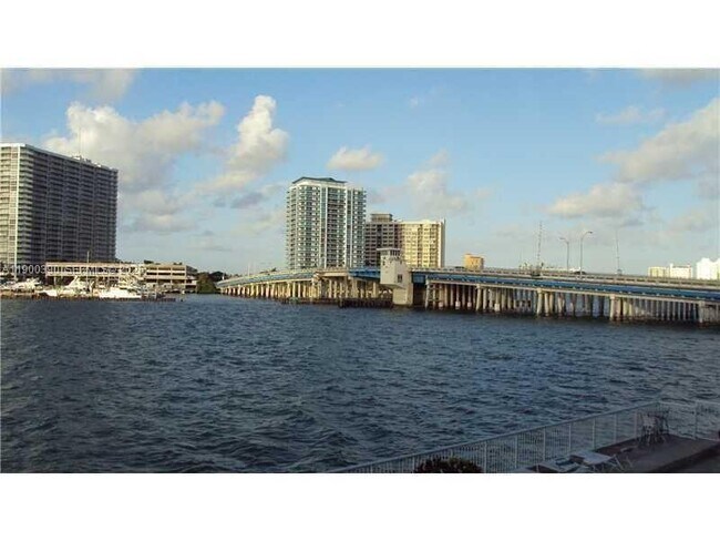 Building Photo - 2016 Bay Dr