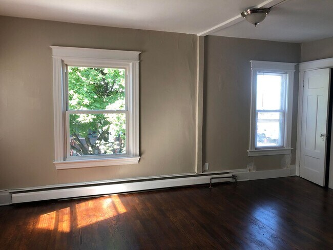 Building Photo - 372 Alexander St