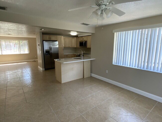Building Photo - Beautiful 2 bed, 2 updated baths home in the sought-after boating community of Gulf Harbors.