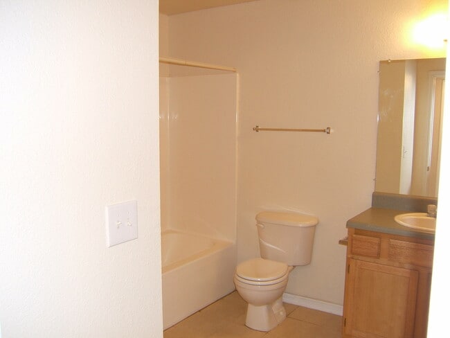 Building Photo - Spacious 3B/2B Unfurnished Condo near Beac...