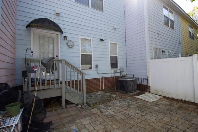 Building Photo - 2 bedroom/2.5 bathroom townhouse in Arsenal Hill
