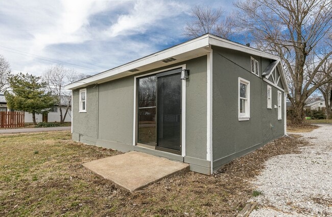 Building Photo - 2 Bedroom 1 Bathroom Home Located within w...