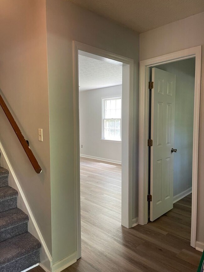 Building Photo - Westwood Hills! 3 BR 2 1/2 Bath home off M...