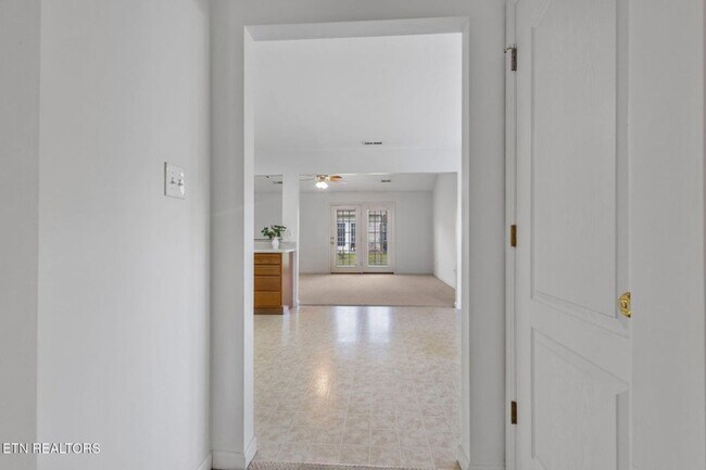 Building Photo - Beautiful End-Unit Condo – Move-In Ready!