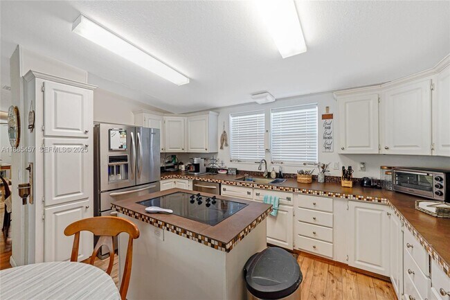 Building Photo - 945 Plantation Rd