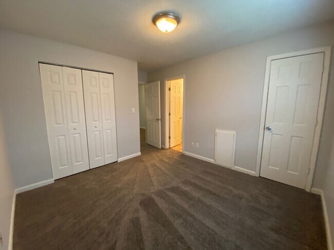 Building Photo - Green Valley Apartments