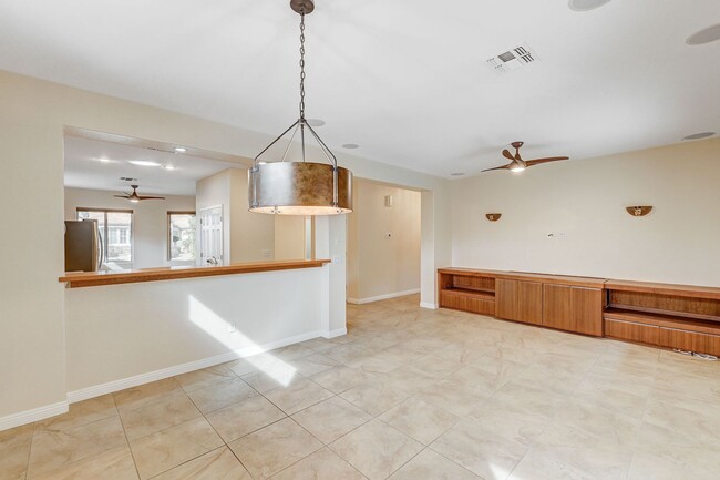 Building Photo - 2/2 BEAUTIFUL Single Story in Sun City Ant...