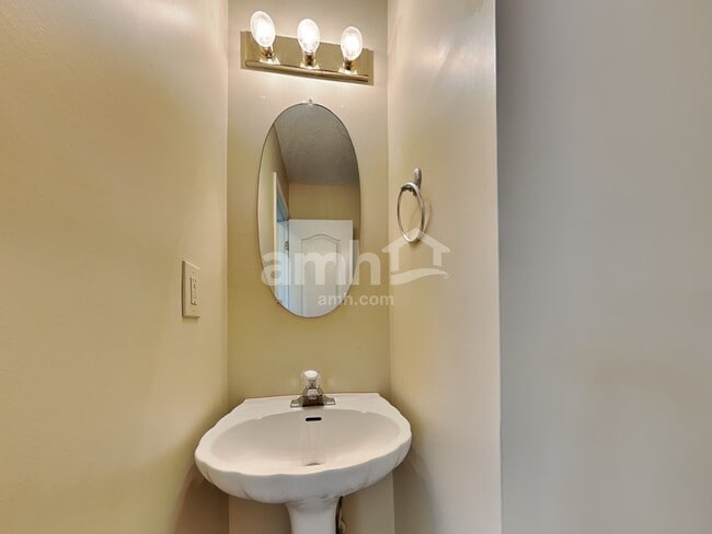 Building Photo - 1319 Vine Cir