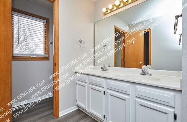 Building Photo - 1913 NW Pleasant St