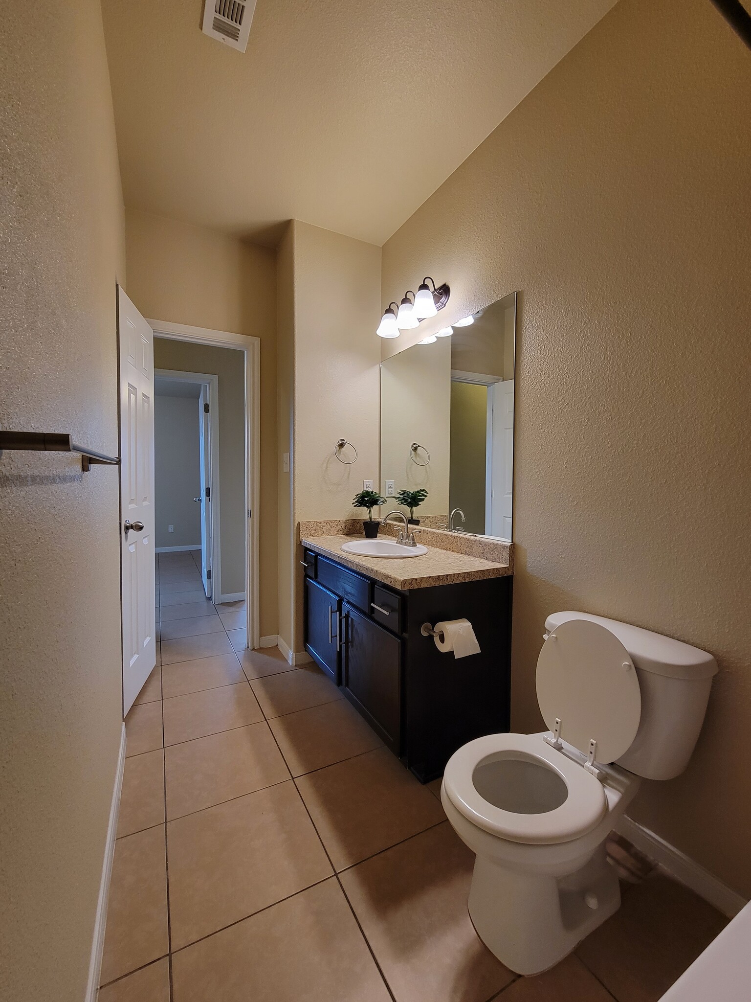Hallway bath - 1204 Cavalry Lane