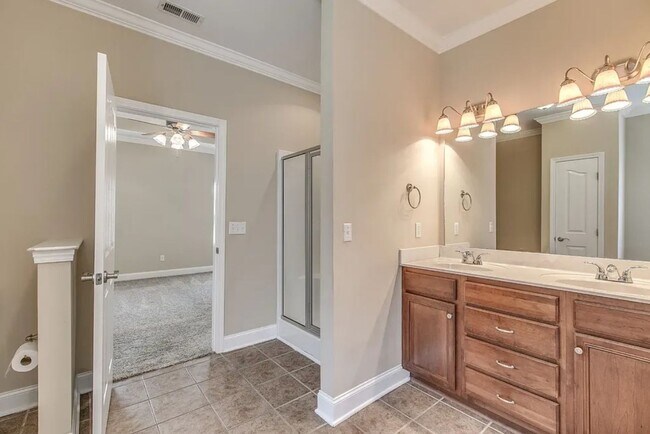 Building Photo - FOR LEASE- CONDO, WALKING DISTANCE TO MTSU...