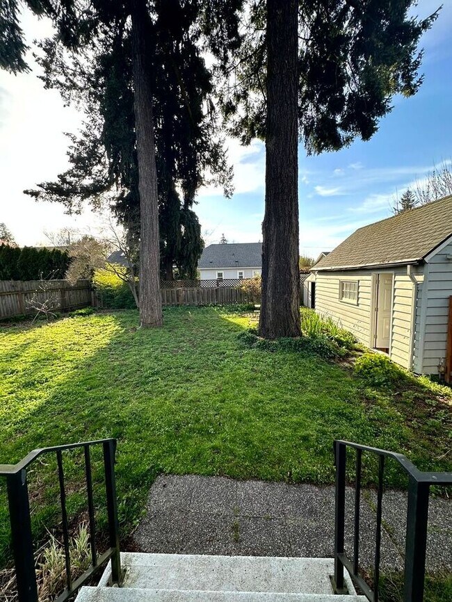 Building Photo - Charming Fully Furnished Bungalow Rental with Modern Amenities in Roseway!