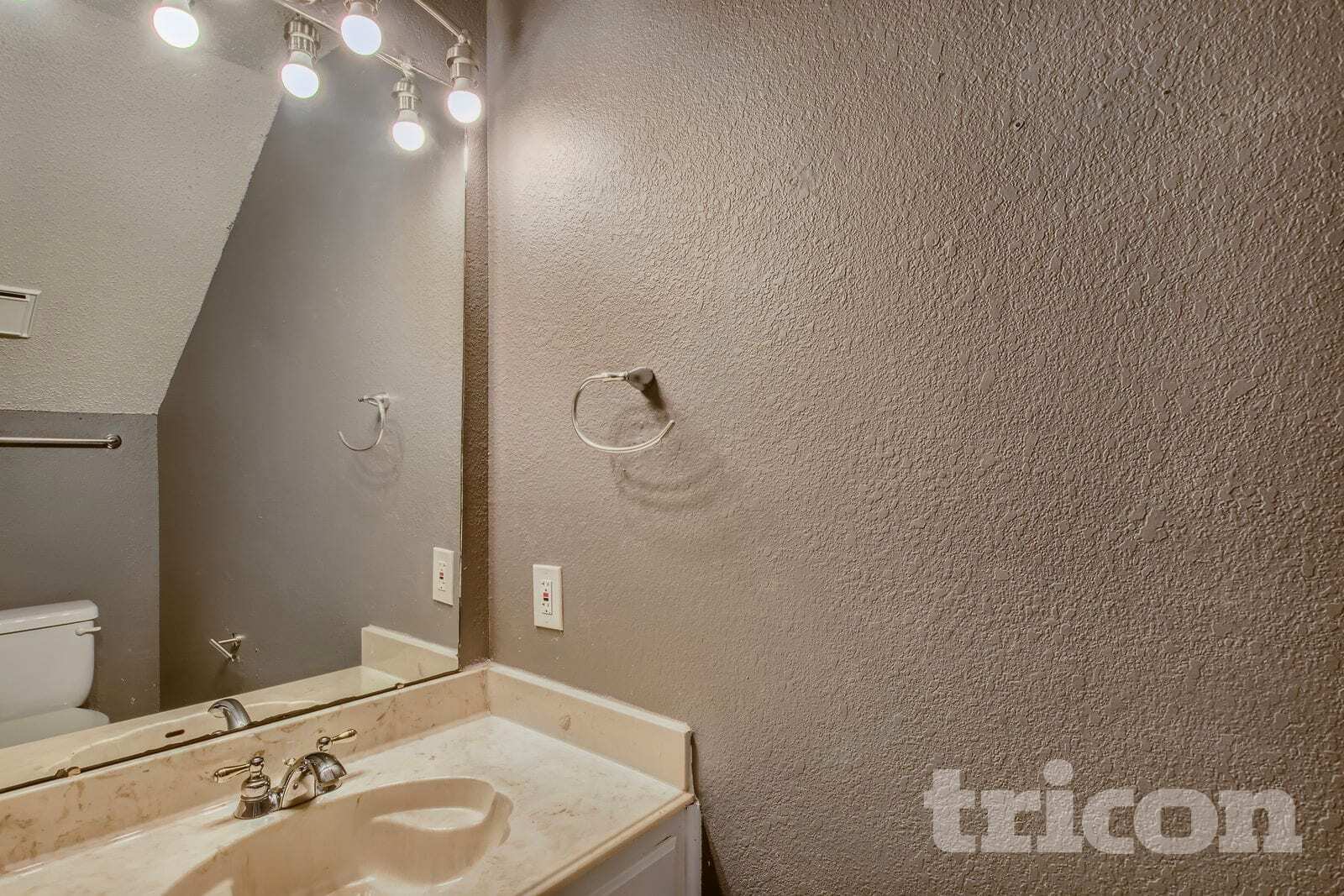 Building Photo - 3416 Tulip Ln