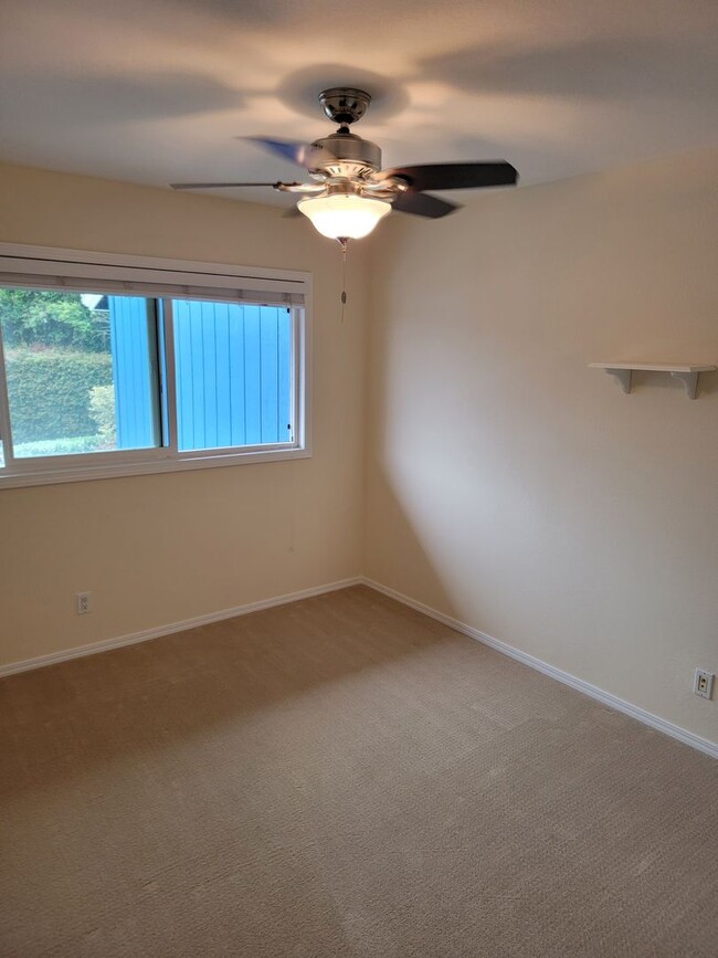 Building Photo - SPACIOUS 3BR/2.5 TOWNHOME STYLE UNIT locat...