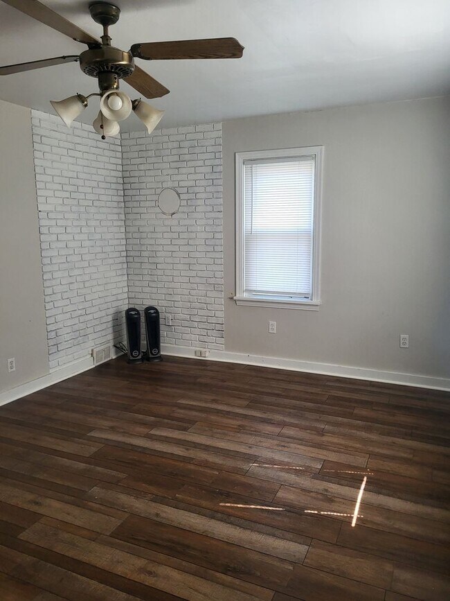 Building Photo - Three bedroom two bath located in North Hills!