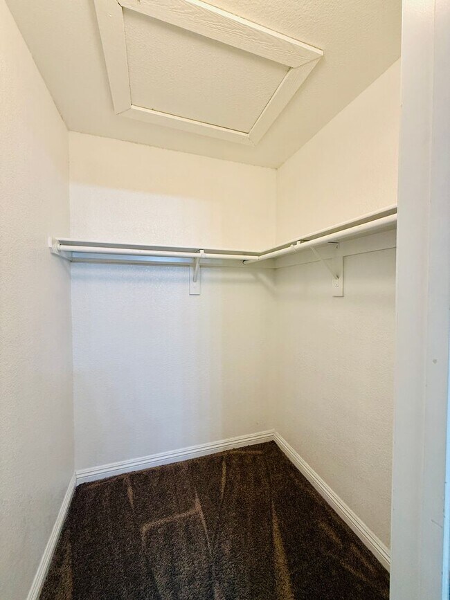 Building Photo - Fully Renovated 2-Bedroom Condo in Gated W...