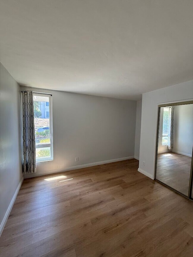 Building Photo - Gorgeous 3 Bedroom, 2 Bathroom, Granada Hi...