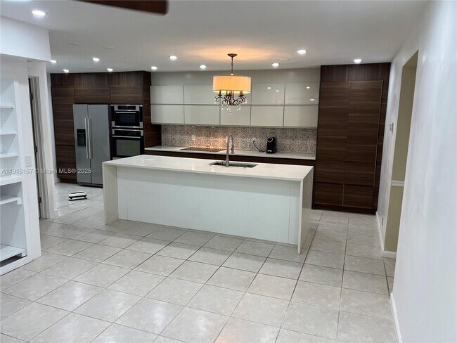 Building Photo - 5063 Heatherhill Ln