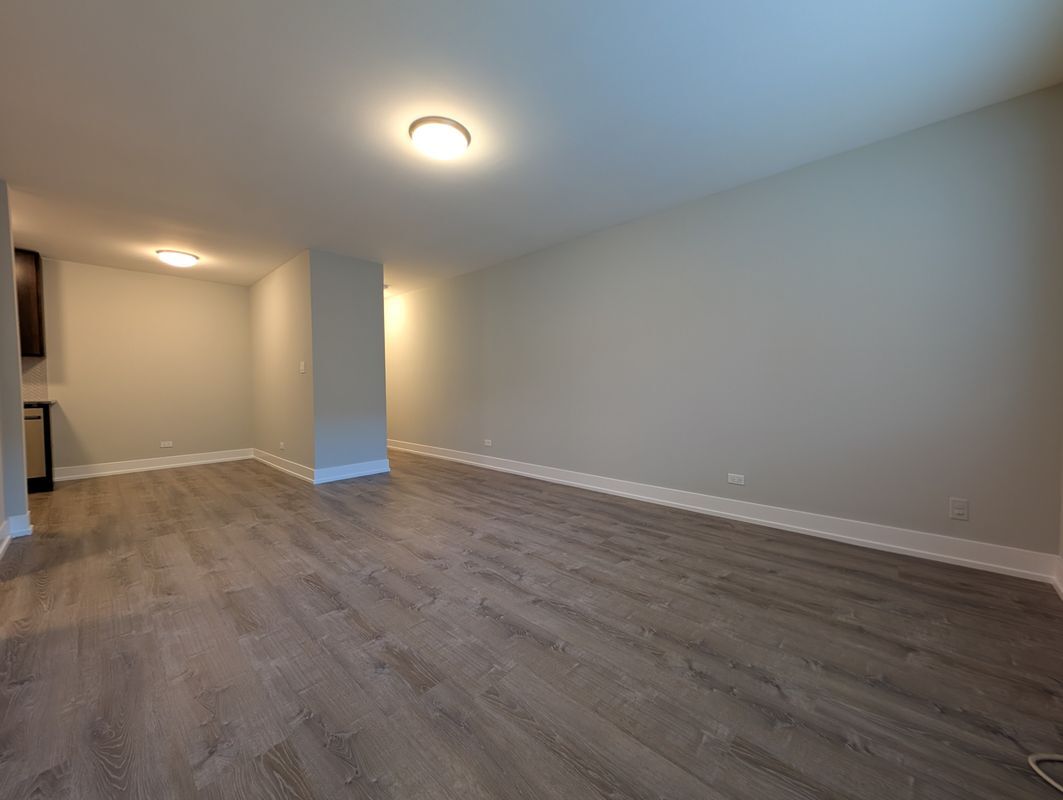 Building Photo - 530 W Surf St