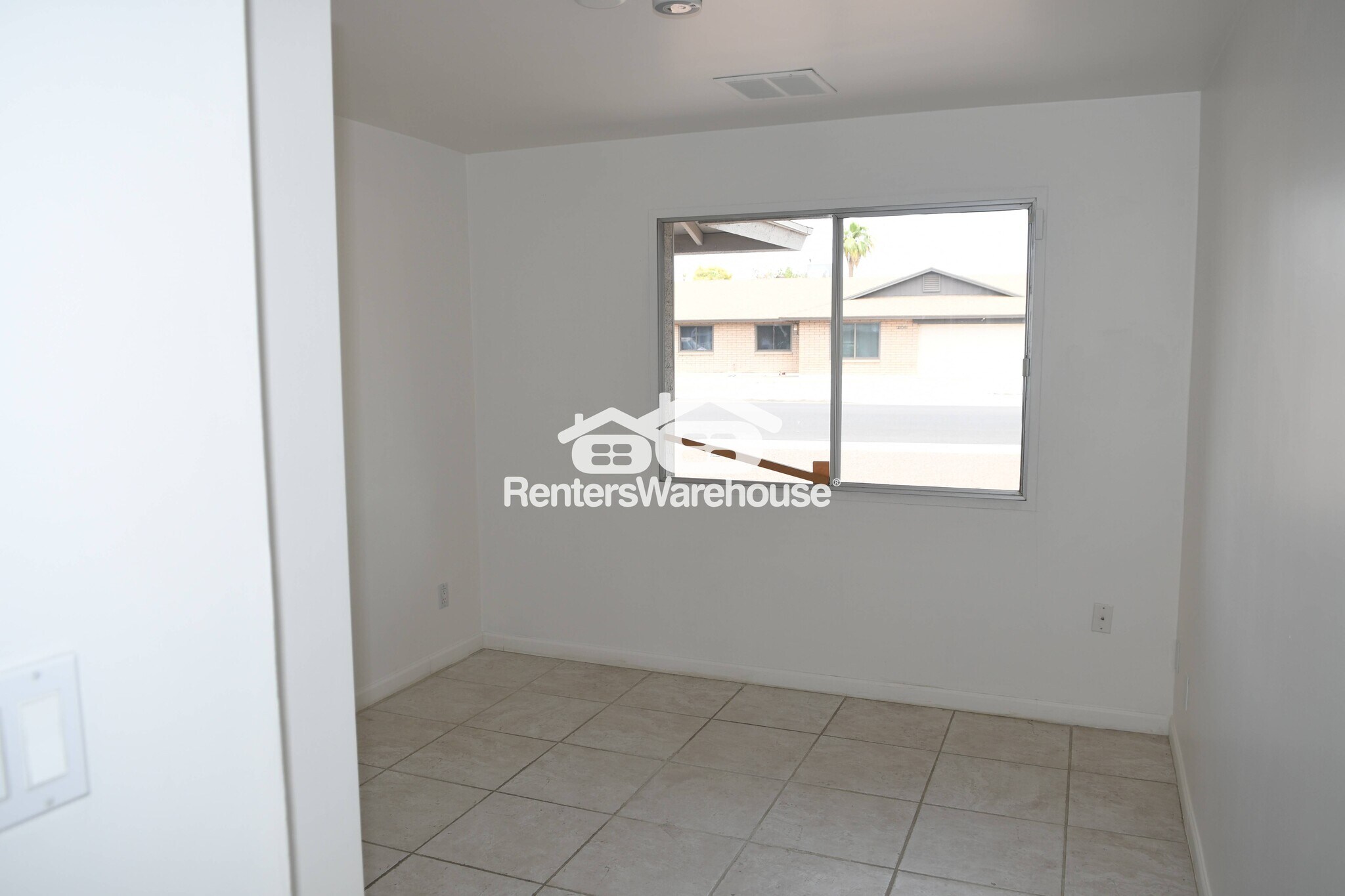 Building Photo - 2111 E Oxford Dr