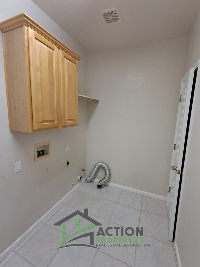 Building Photo - 400 Dumas Ct