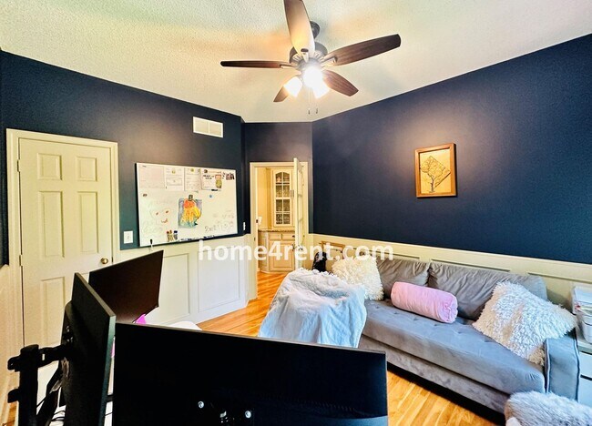 Building Photo - Beautiful Four Bedroom Home in a Quiet Neighborhood w/ an Updated Kitchen, Wood Floors, and a Fin...