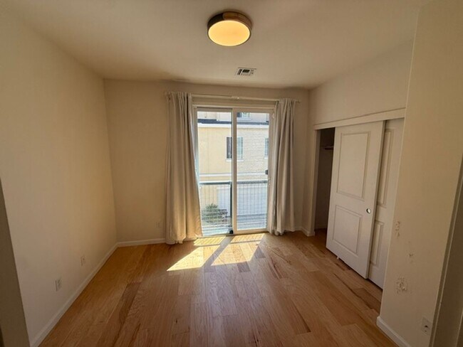 Building Photo - Large 3-Bedroom, 3.5 Bathroom Townhome in Metro Walk Village Neighborhood