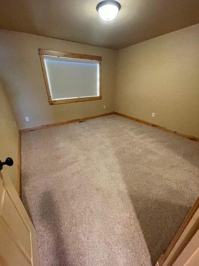 Building Photo - 905 Saxon Way