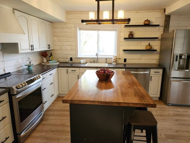 Building Photo - Large 4 BR, 2 Bath Country Home and Workshop