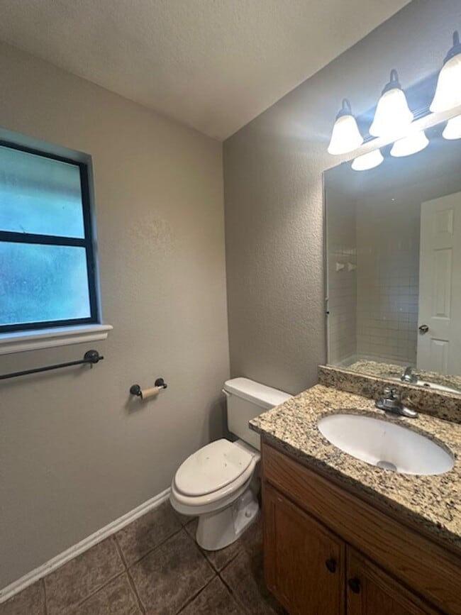 Building Photo - Spacious 4 bd, 2 bath - Converted garage f...