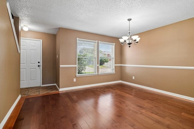 Building Photo - 2232 Chestnut Dr