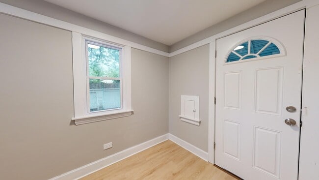 Building Photo - For August Move-In - West Blvd Area - 2 Bedroom Single Family Home